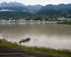On the Shore of the Yangtze River